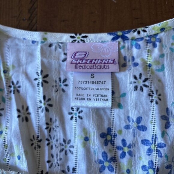 Sketchers Medical Scrubs White & Blue Floral Blouse Size Small NWT - Picture 4 of 9